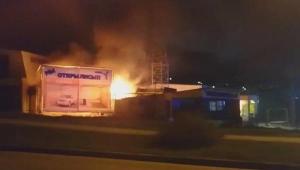 Прошлой ночью в городе Севастополь сгорел автомобильный сервис 1.jpg